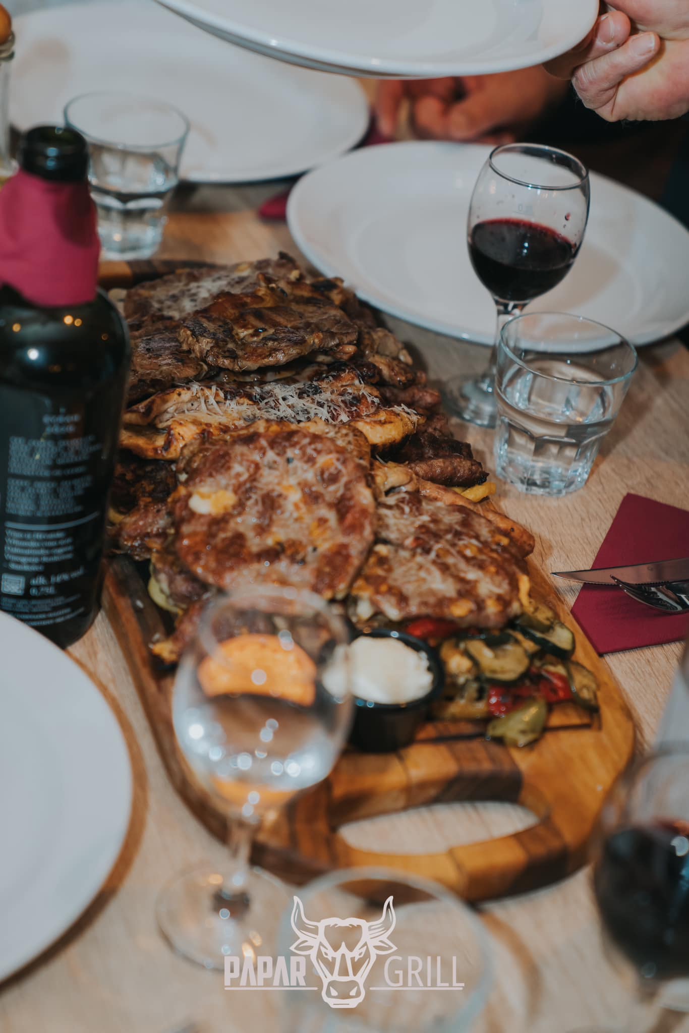 Papar Grill Makarska – Mediteranska kuhinja, sočni burgeri i autentično roštiljsko iskustvo